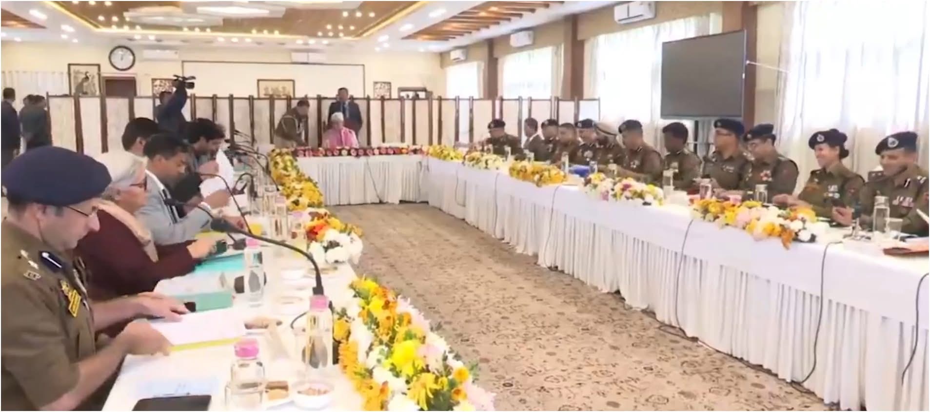  LG J&K  chairs high-level meeting with DCs and SSPs 