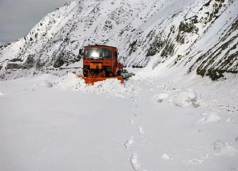 Fresh Snowfall shuts Mughal Road, Traffic suspended as Precaution