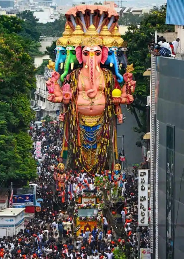 '13 People including a Police Sub-Inspector died, 26 injured in Ganesh Visarjan'