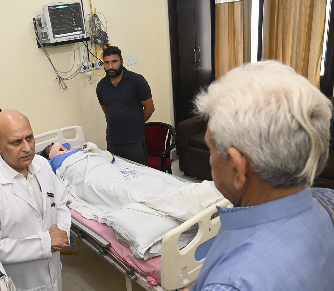  Lieutenant Governor visits GMC Jammu, enquires about the health of family members of Late Shri Rajinder Singh