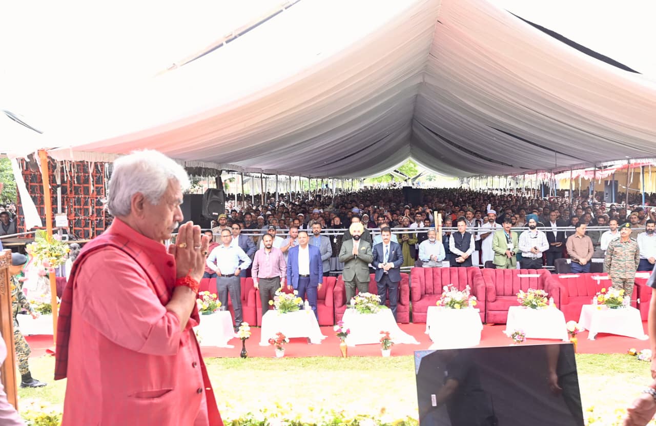  LG J&K visits Vibrant Village Uran Bowa in Baramulla