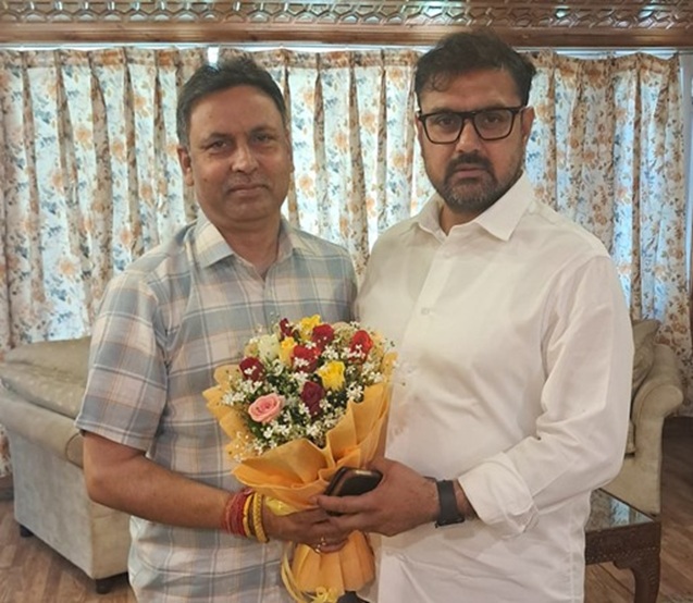 Dr Bharat Bhushan, MLA takes up issue of NYK Volunteers & development issues of Kathua with Minister Satish Sharma 