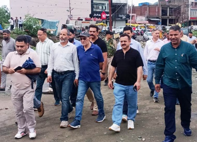 MD JPDCL Gurpal Singh conducts an extensive inspection of flood-affected areas in twin border districts of Rajouri and Poonch