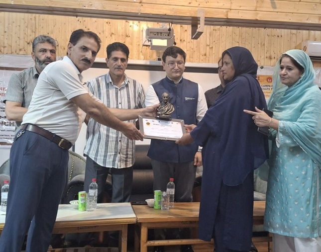 DC Baramulla felicitates health workers, Panchayat Secretaries for TB-Free panchayats