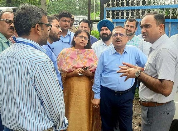 Div Com Jammu conducts spot inspection to assess status of land acquisition 