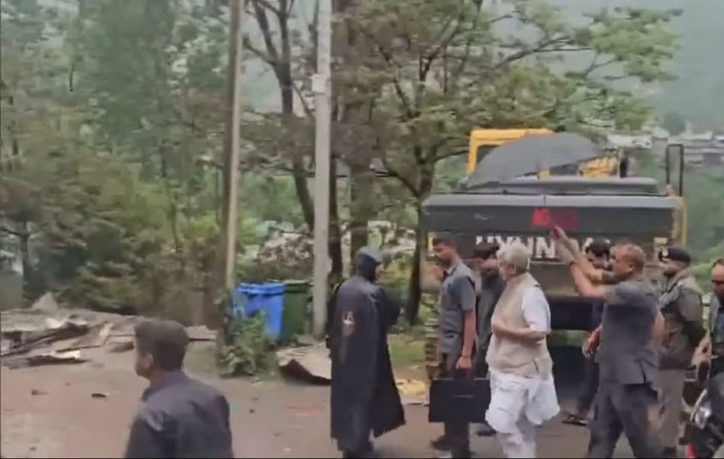 LG Manoj Sinha meets Security forces, reviews ground situation in Uri