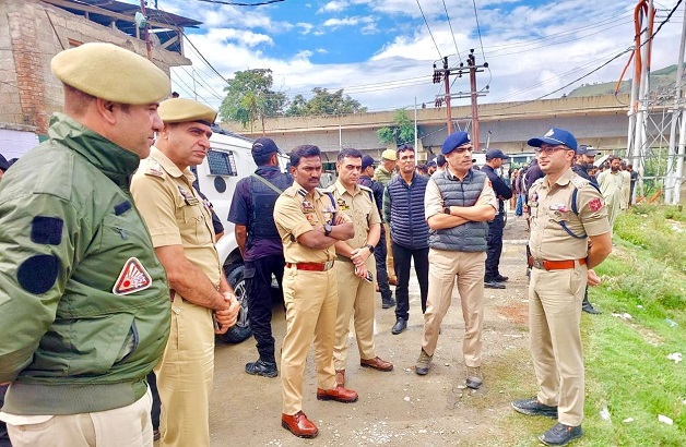 Srinagar Police provides Frontline Assistance to Citizens amid Inclement Weather
