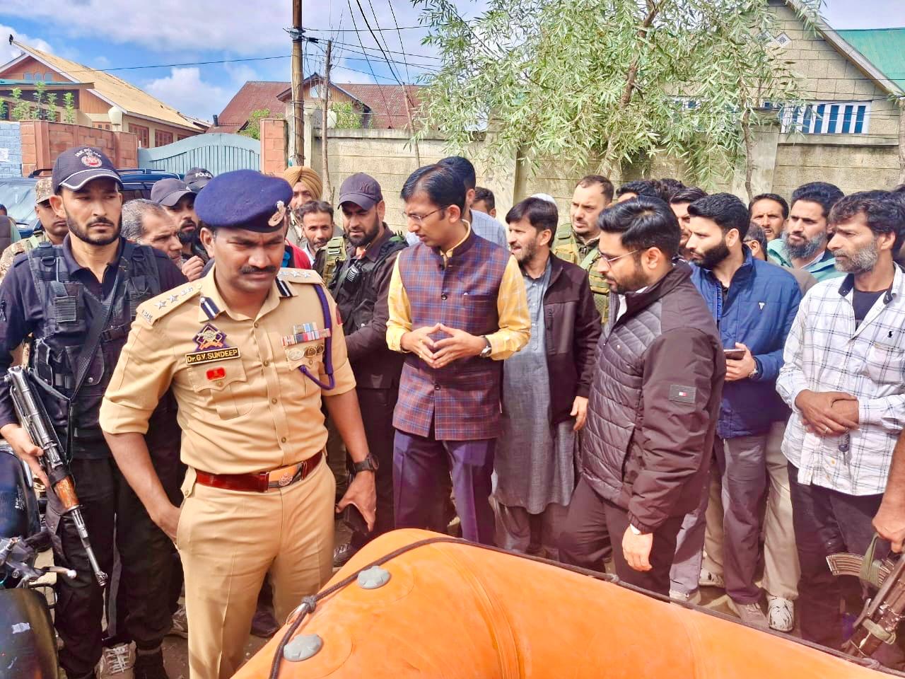  Srinagar Police leads Evacuation and Relocation efforts amid Challenging Weather Conditions