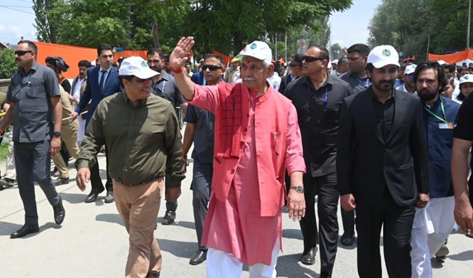 'LG Manoj Sinha joins  Padyatra in Baramulla , announces Family Fortress Initiative'