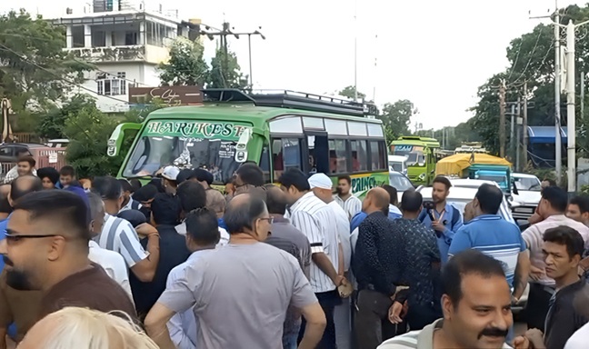People block BC Road against prevailing water, power crisis in Jammu 