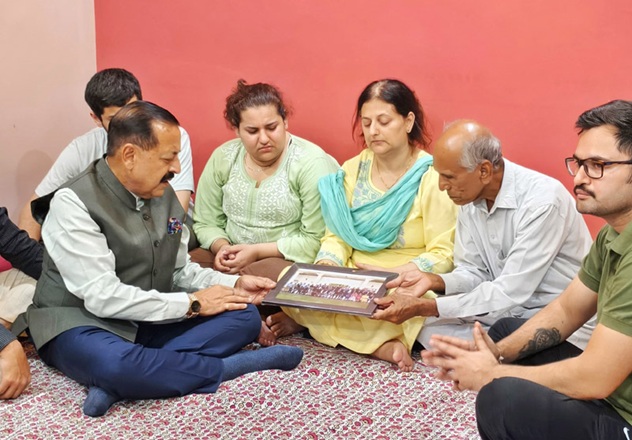Dr Jitendra visits Dr Thapa’s residence, pays condolence 
