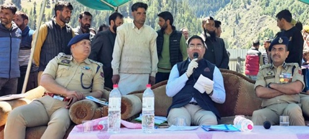 DC Kishtwar issues on-the-spot directions  for the prompt redressal of public issues