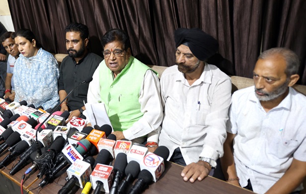 Chander Mohan Sharma with supporters quits BJP