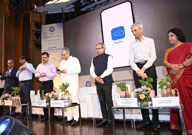 Railway Minister launches the RailOne mobile application to get easy access to multiple services 