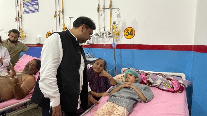  Satish Sharma visits GMC Jammu; Directs for providing best medicare facilities to Kishtwar cloudburst victims