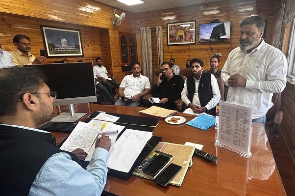 Minister Satish Sharma holds meetings in Pulwama
