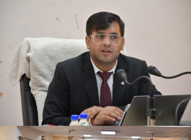 DC Rajouri directs university administration to ensure transparent, student-friendly environment