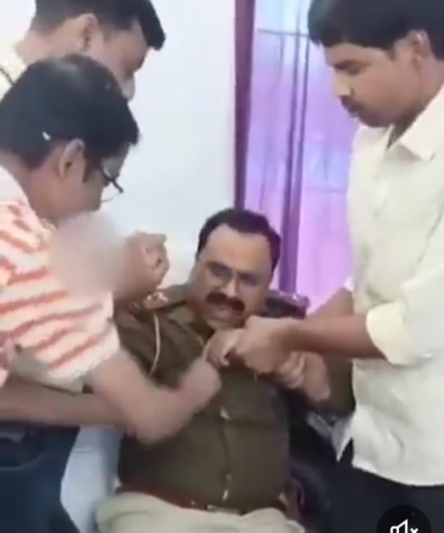 Raipur Sub-Inspector caught red-handed by the ACB while accepting a bribe