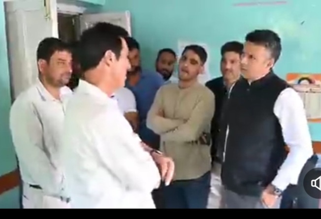 ' DC Anantnag conducts surprise visit '