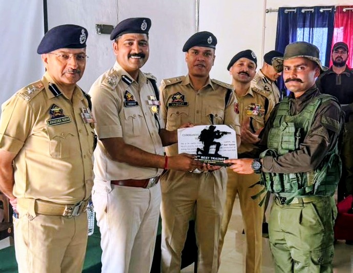   DIG  Shridhar Patil congratulates Probationers trainee DySPs on successful completion of special training course 