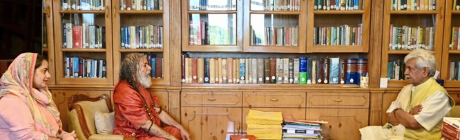 Swami Vishwatamand Saraswati ji Maharaj calls on Lieutenant Governor Manoj Sinha