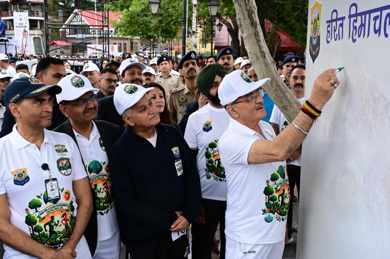 HP Governor Kavinder Gupta  flags off Mini Marathon 
