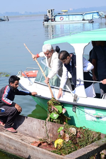 LG J&K participates in  One Hour of citizen-led shramdaan for Swachhata campaign 