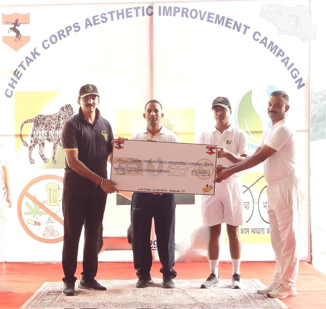 Lieutenant General Sanjiv Rai, General Officer Commanding, Chetak Corps gives away prizes to Winners