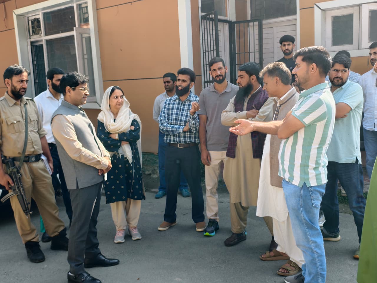 'J&K: Vivek Agarwal flags off a group of 16 farmers'