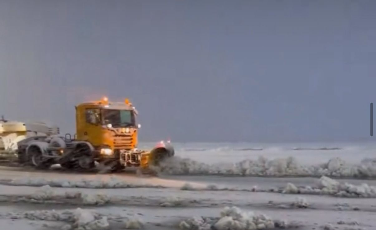 Flights cancelled at Srinagar Airport , Highway closed after heavy Snowfall