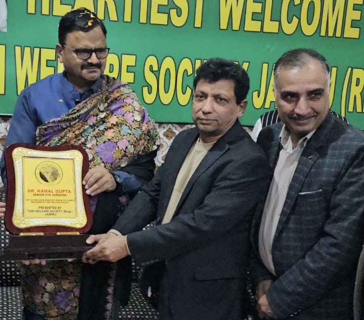 Minister Javed Rana honours Eye Surgeon Dr Kamal Gupta 