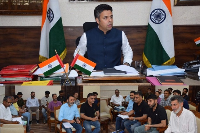 DC Budgam directs to set targets & encourage people to register/install solar systems