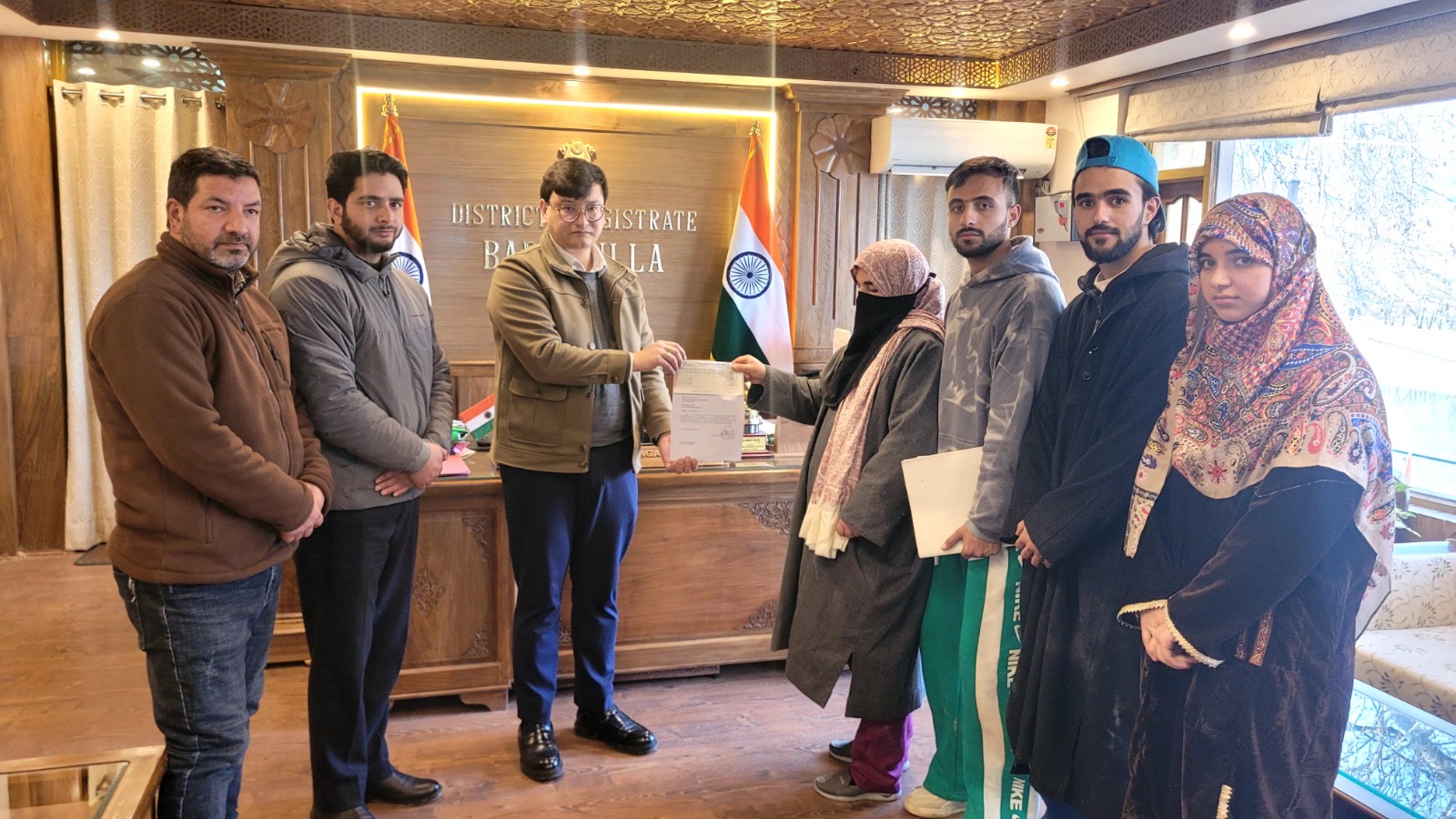 'DC Baramulla distributes Compensation Cheque to Dependents of Accident Victim'