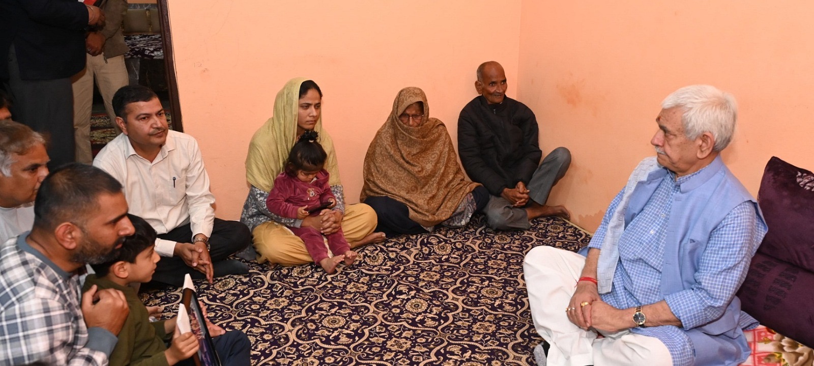 'LG J&K visits residence of SSF personnel who lost life in accident '