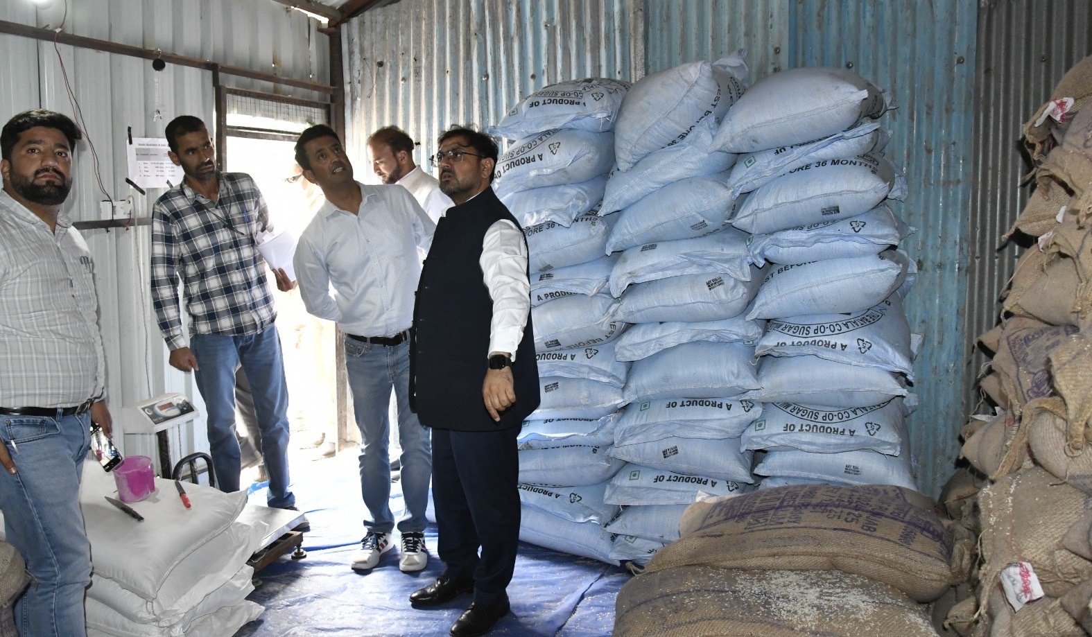 Satish Sharma visits Baltal, reviews arrangements for essential commodities, transport for SANJY-2025