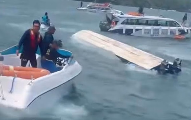 '15 Indian Tourists killed as Boat overturns in Vietnam'