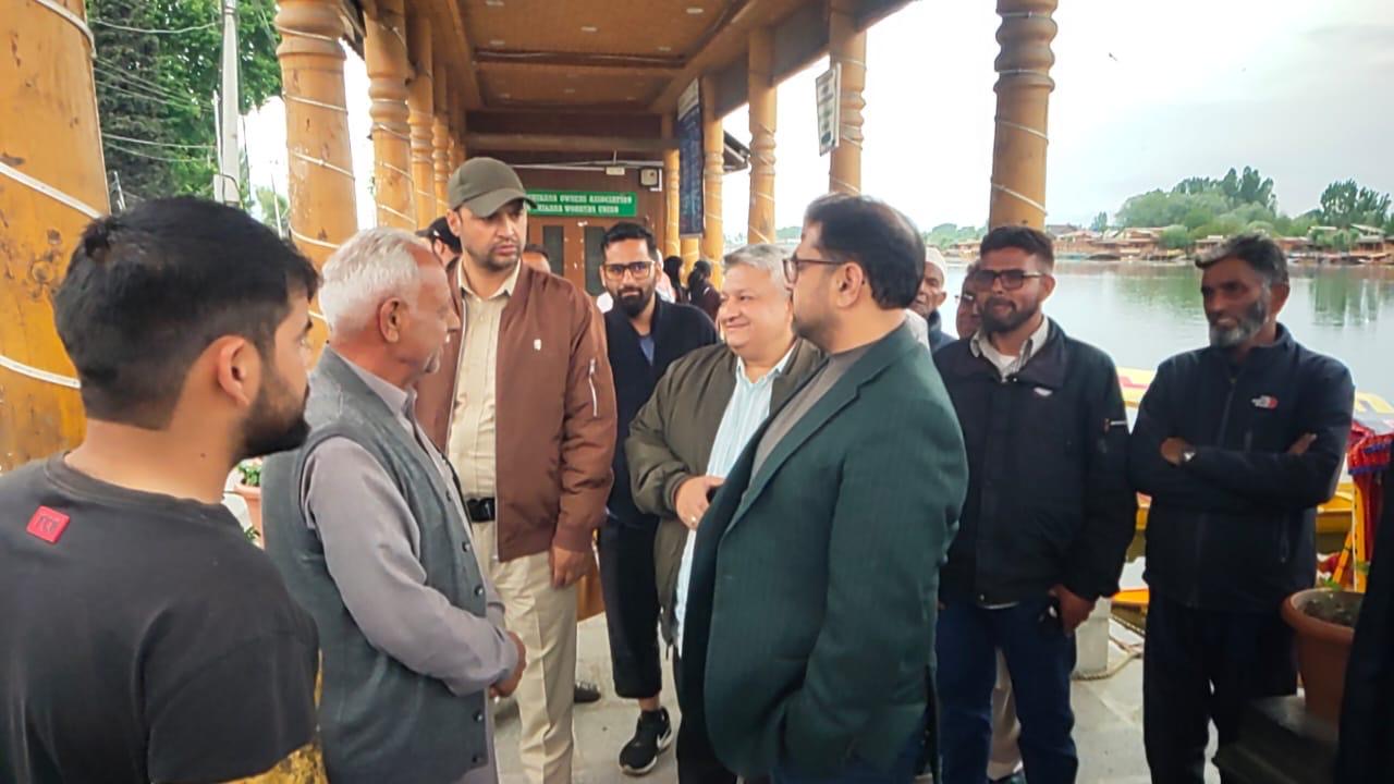 Minister Satish Sharma meets Shikara Owners; assesses their issues 