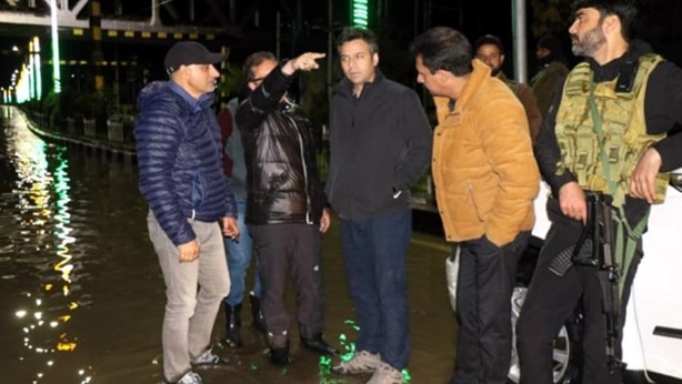 DC Srinagar conducts late evening tour to assess rainfall impact on City 