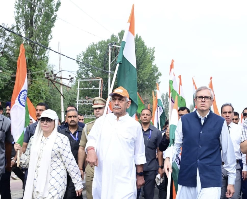 'LG J&K flags off Tiranga Yatra from Dal Lake in Srinagar'