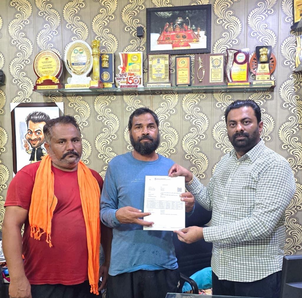 Keshav Chopra distributes Public Benefit Cards