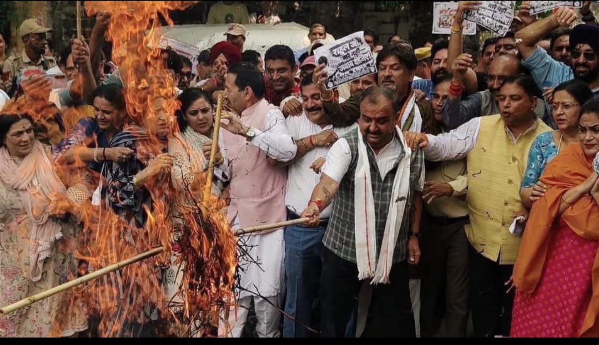 'BJP holds massive Protest against Congress and Rahul Gandhi  in Jammu'
