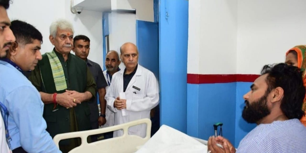 LG J&K  visits GMC Jammu; enquires about health of citizens injured in Chashoti flash floods