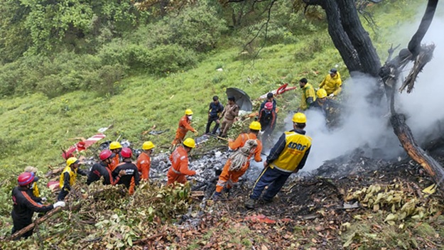 7 dies as helicopter, taking devotees from Kedarnath, crashes 