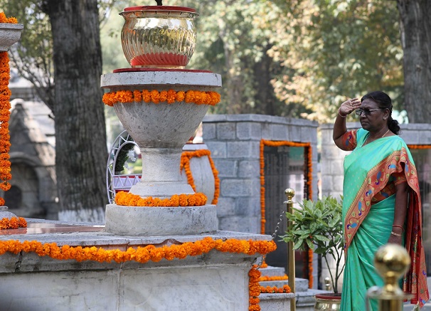 President Droupadi Murmu lays wreath at Chinar War Memorial in Srinagar ; graces convocation of  Kashmir University
