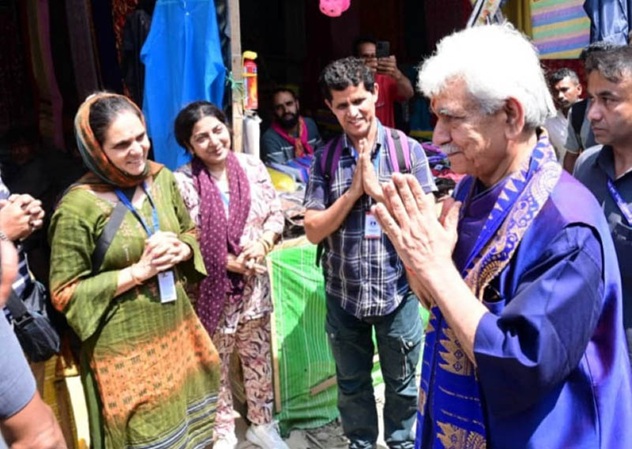 LG interacts with pilgrims, service providers, officials at Nunwan & takes stock of facilities