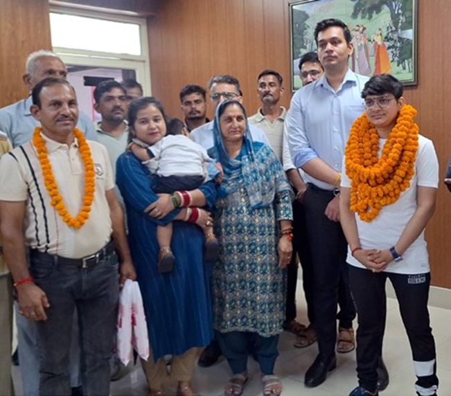 Kathua girl scales Europe’s highest mountain: DC Kathua assues Support for Mt Everest