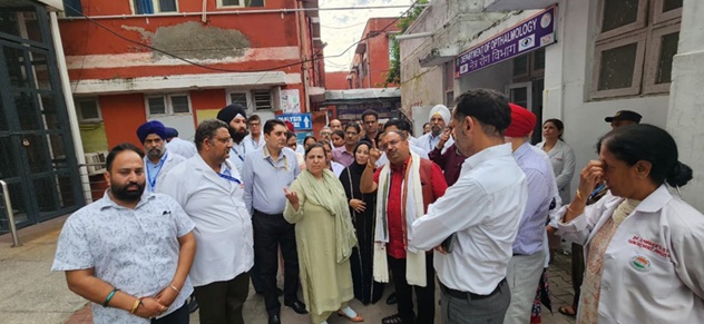 Health Minister J&K  visits  Govt Hospital Gandhi Nagar