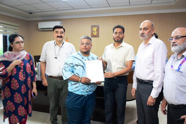 DC Jammu distributes sanction letters under Mission YUVA 