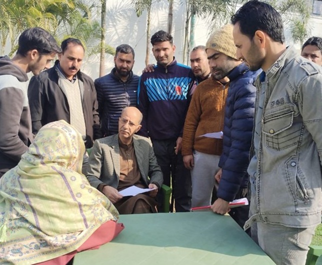 Advisor to CM  Nasir Wani listens issues at Raabita