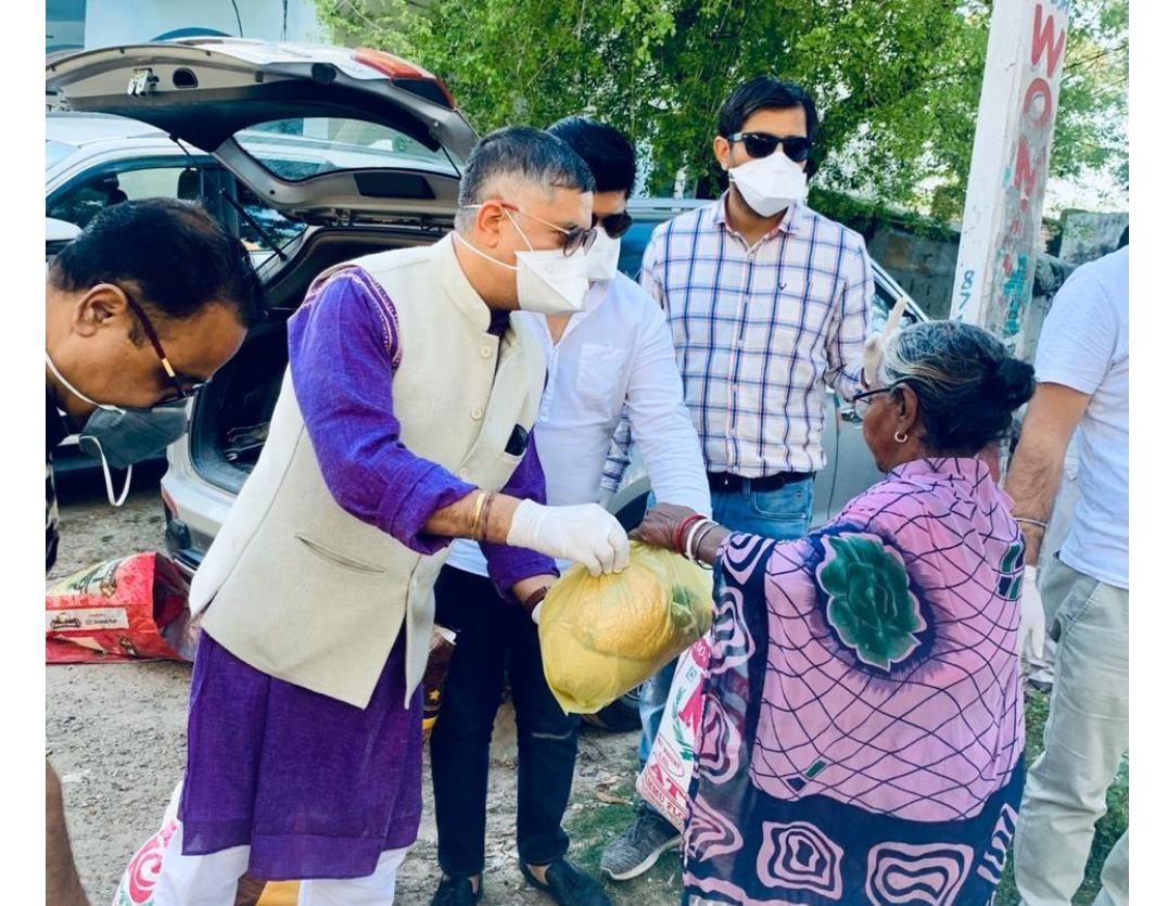 Amit leads Special Dry Ration Distribution Drive amongst Rag Picker